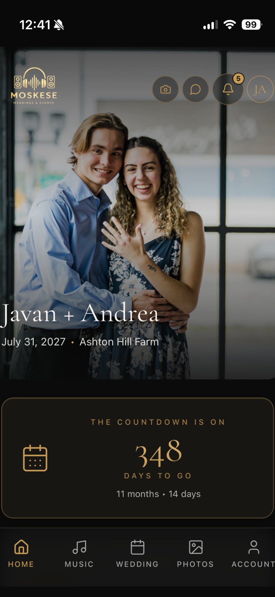 Moskese app home screen with couple photo and wedding countdown